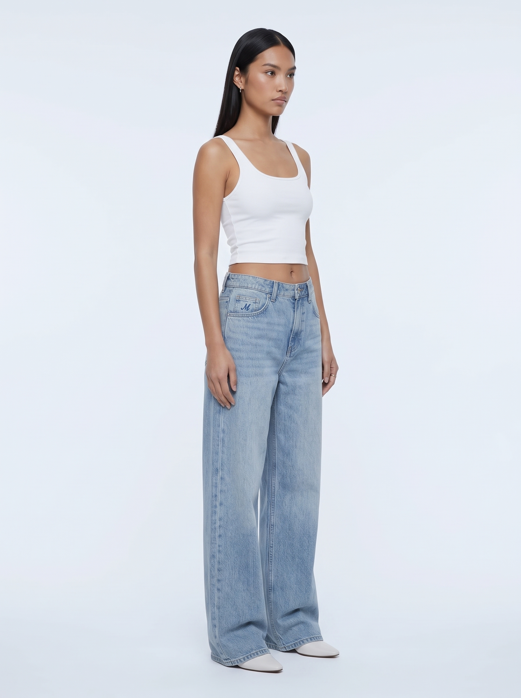 Woman wearing Miravel wide-leg jeans